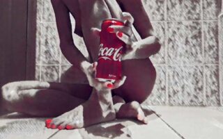 Vídeo de "gaping anal" con una CocaCola